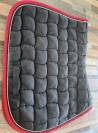 Tapis d&rsquo;&eacute;quitation Harcour noir avec les contours rouge