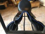 VENDS SELLE PRESTIGE CUIR BOVIN LISSE NOIR, LISERE BLEU