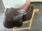 Vends selle de saut Child&eacute;ric, en bon &eacute;tat, taille17.5.