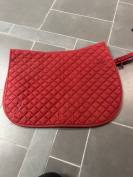 Tapis de selle rouge matelass&eacute; &ndash; &Eacute;l&eacute;gant & confortable