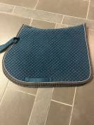 Tapis d&rsquo;&eacute;quitation Waldhausen bleu p&eacute;trole matelass&eacute; &ndash; 