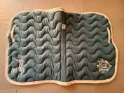 Tapis de selle P&eacute;n&eacute;lope Leprevost bleu canard T. Cheval