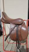 Selle cuir marron mixte 17,5" vendue avec accessoires 