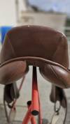 Selle cuir marron mixte 17,5" vendue avec accessoires 