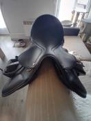 Selle de cheval en cuir synth&eacute;tique 