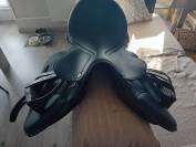 Selle de cheval en cuir synth&eacute;tique 