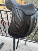Selle Antar&egrave;s Cadence dressage noire 17 pouces + &eacute;trier