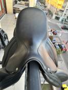 Selle Antar&egrave;s Cadence dressage noire 17 pouces + &eacute;trier