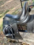 Vends selle de dressage Prestige Venus, cuir noir.