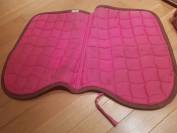 Tapis fushia avec bandes