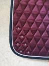 Tapis bordeaux avec strass