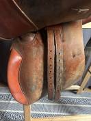 Selle avec sa sangle et étriers
