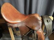 Selle avec sa sangle et étriers