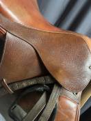 Selle avec sa sangle et étriers