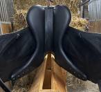 Selle Antares modèle Cadence dressage17,5 pouces 