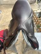 A vendre selle CWD + étrivières CWD + housse + kit