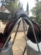 A vendre selle CWD + étrivières CWD + housse + kit