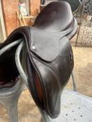 A vendre selle CWD + étrivières CWD + housse + kit