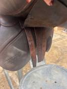 A vendre selle CWD + étrivières CWD + housse + kit