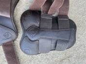 Guêtres et protèges boulets en cuir marron Lemieux