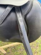 Selle équipée Fouganza noire 17,5 pouces 