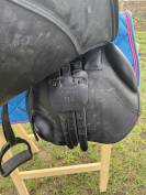 Selle équipée Fouganza noire 17,5 pouces 