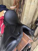 Selle dressage Ikonic 17 pouce