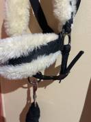 Licol à moumoute noir avec la longe 