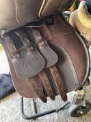 Sella mista Bates  17" - 2024