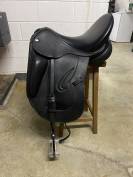 Selle dressage 17,5 siège creux gros taquet noir
