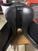 Selle dressage 17,5 siège creux gros taquet noir
