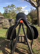 Selle de dressage Tekna 17,5 pouces 