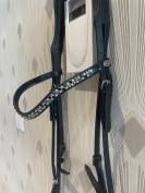 Joli bridon noir avec muserolle allemande laquée 