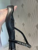 Joli bridon noir avec muserolle allemande laquée 