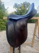 Selle de dressage 18 pouces en bon état 