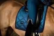 Tapis Glimmer Blue Meadow DRESSAGE - Equestrian Stockholm