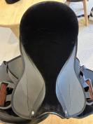 Selle de dressage synthétique pour cheval