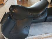 Sella da salto ostacoli Decathlon Modele Suprème  16.5" - 2024