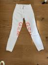 Pantalon d’équitation GEM – Blanc avec logo orange 