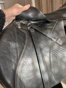 Selle d&rsquo;obstacle bates 17,5  cuir noir 