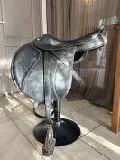 Selle d&rsquo;obstacle bates 17,5  cuir noir 