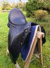Selle dressage Aviar 17 pouces noire