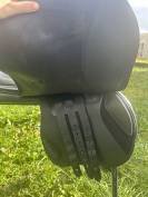 Selle Equiline noir 17 pouces, semi-creux (convient tr&egrave;