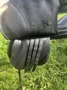 Selle Equiline noir 17 pouces, semi-creux (convient tr&egrave;