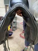 Selle de dressage noire   taille : 17,5