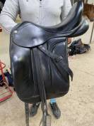 Selle de dressage noire   taille : 17,5