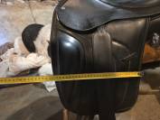 Selle de dressage Altair (antares)  Noir  Taille 17,5, quartiers 3N