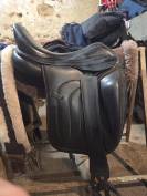 Selle de dressage Altair (antares)  Noir  Taille 17,5, quartiers 3N