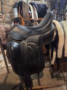 Selle de dressage Altair (antares)  Noir  Taille 17,5, quartiers 3N