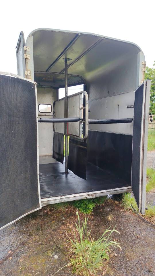 VAN 2 PLACES &ndash; MARQUE IFOR WILLIAMS